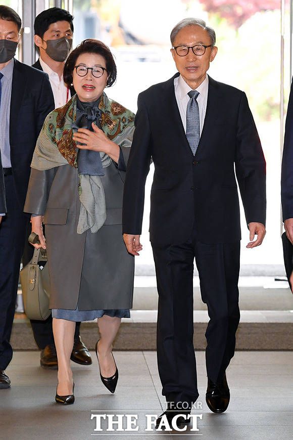 '환한 웃음'으로 외출한 이명박 전 대통령 부부. /남용희 기자