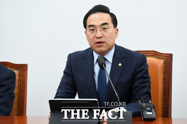 박홍근 더불어민주당 원내대표가 27일 "오늘 국회 본회의에서 특검법 신속처리안건 지정(패스트트랙) 요구 동의안을 반드시 의결해 윤석열 정치 검찰의 자의적이고 선택적인 법치에 경종을 울리고, 더 이상 '유검무죄, 무검유죄'가 통하지 않도록 해야 한다"고 말했다. /남용희 기자