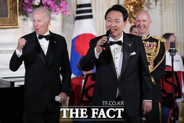 윤석열 대통령이 26일 저녁 (현지시간) 백악관에서 열린 국빈 만찬에서 조 바이든 대통령과 함께 무대에 올라 미국의 싱어송라이터 돈 맥클린의 '아메리칸 파이'를 부르고 있다. /뉴시스