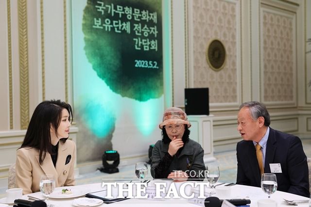 김건희 여사가 2일 청와대 영빈관에서 열린 국가무형문화재 보유단체 전승자 간담회에서 참석자들과 대화하고 있다. /대통령실 제공