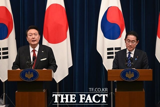 윤석열 대통령과 기시다 후미오 일본 총리가 16일 도쿄 총리 관저에서 열린 한일 정상회담을 마친 후 공동 기자회견을 하고 있다. /대통령실 제공