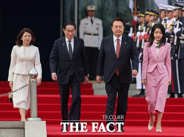 윤석열 대통령 내외와 기시다 후미오 일본 총리 내외가 7일 오후 서울 용산 대통령실 청사에서 열린 공식 환영식에 참석하고 있다. /뉴시스