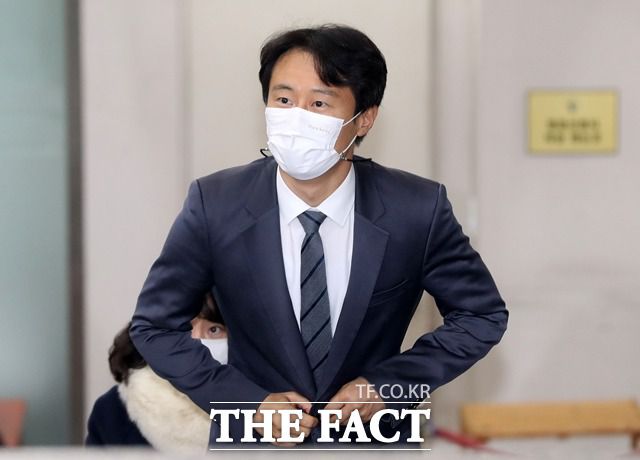 이탄희 더불어민주당 의원이 2020년12월 15일 오후 서울 서초구 서울중앙지법에서 열리는 임종헌 전 법원행정처 차장의 사법농단 의혹 재판에 증인으로 출석하고 있다. /뉴시스