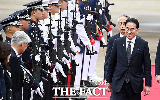 기시다 후미오 일본 총리가 7일 오전 한일정상회담차 경기도 성남 서울공항에 도착해 우리 측 환영을 받는 모습. /임영무 기자