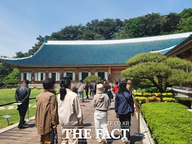 대통령 관저를 구경 중인 관람객들. 관저가 넓다는 사람도, 생각보다 소박했다는 사람도 있었다. /송다영 기자