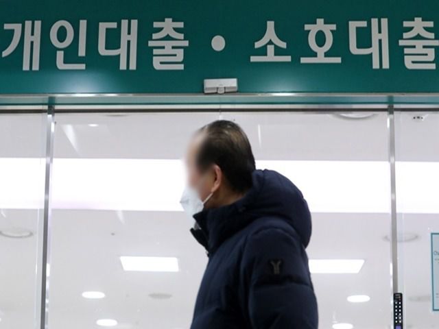 9일 더불어민주당 경제위기대응센터 자문위원장인 진선미 의원이 한국은행으로부터 제출받은 '자영업자 대출 현황' 자료에 따르면, 지난해 말 2금융권의 자영업자 대출잔액은 401조3000억 원으로 전체의 39.4%로 집계됐다. /뉴시스