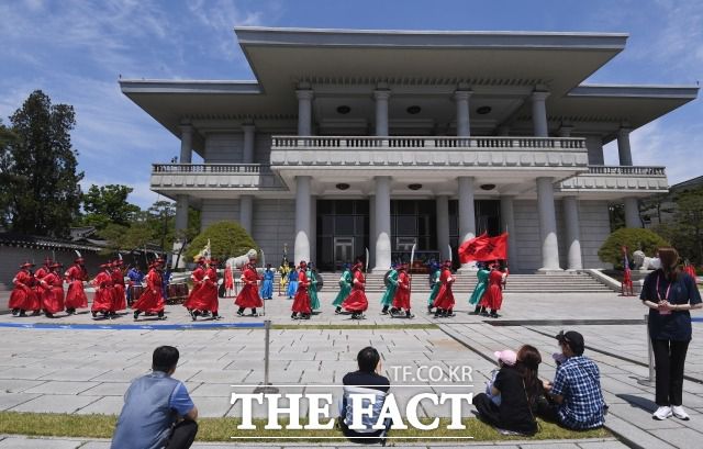 지난해 5월 10일 청와대 개방 행사가 열린 가운데, 시민들이 영빈관 앞에서 열린 왕실경호원 무사 등용 의식 재현 행사를 관람하는 모습. /이새롬 기자