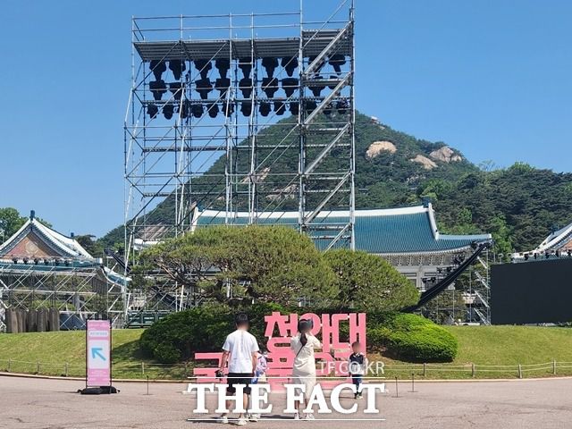 본관 앞 대정원 앞에는 10일 예정된 청와대 개방 1주년 행사를 위한 무대 설치와 간이용 의자 설치 등 준비가 한창이었다. 사진은 대정원 앞 '청와대 국민 품으로' 조형물 앞에서 사진을 찍는 가족. /조성은 기자