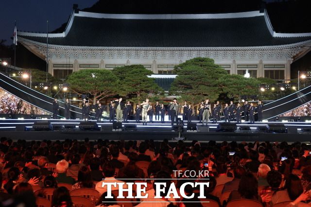 10일 청와대 대정원에서 열린 '청와대 개방 1주년 기념 특별음악회' 공연 모습. 이날 음악회는 오는 20일 방영된다. /뉴시스