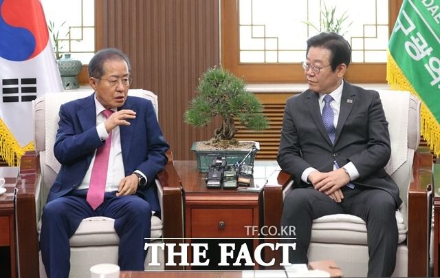 이재명 더불어민주당 대표가 10일 오후 대구시청 산격청사를 찾아 홍준표 대구시장과 면담하고 있는 모습. 홍 시장은 이 자리에서 김기현 대표가 "옹졸하다"고 돌발발언을 했다. /뉴시스