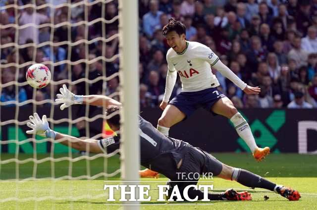 손흥민은 후반 추가시간 상대 골망을 흔들었으나 '극장골'이 될 뻔한 슛은 오프사이드로 무효 처리됐다./버밍엄=AP.뉴시스