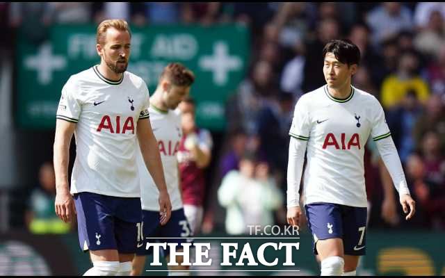 유럽클럽대항전 진출의 중요한 고비였던 아스톤 빌라전에서 1-2로 패한 뒤 그라운드를 벗어나는 해리 케인(왼쪽)과 손흥민./버밍엄=AP.뉴시스