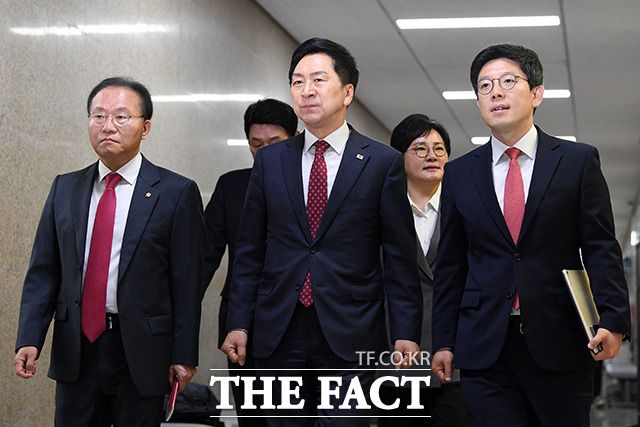정부·여당은 신문법 개정안 입법 추진으로 포털에 대한 압박 수위를 높이고 있다. 김기현 국민의힘 대표와 지도부가 지난달 20일 오전 서울 여의도 국회에서 열린 최고위원회의에 참석하는 모습. /남용희 기자