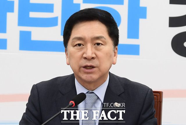 국민의힘은 최근 전 정부에서 임명한 공공기관장들에 대한 사퇴 압박을 올리고 있다. 총선을 앞두고 정책 추진에 가속도를 높이려는 것으로 보인다. 김기현 국민의힘 대표가 11일 서울 여의도 국회에서 열린 최고위원회의에 참석해 모두 발언하고 있다. /이새롬 기자