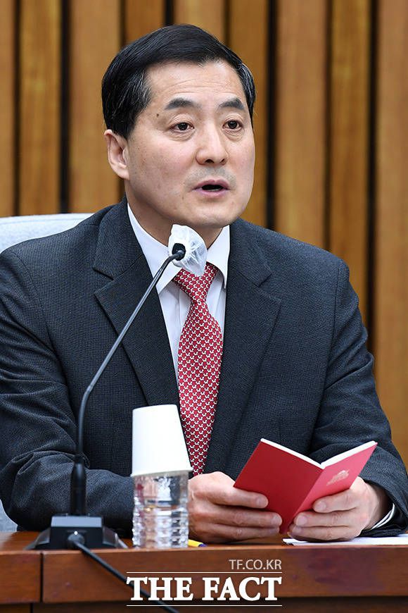 국민의힘이 포털 트렌드 분석 서비스를 두고 '실검 서비스의 부활'이라고 비판하고 있다. 이는 포털 뉴스 배치의 편향성을 지적해 온 것과 무관치 않아 보인다. 사진은 박대출 국민의힘 정책위의장. /남용희 기자