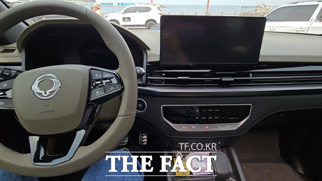 렉스턴 스포츠 칸&쿨멘의 운전석 모습. 12.3인치 풀 디지털 클러스터와 12.3인치 내비게이션, 터치 공조 패널을 장착했다. /김태환 기자