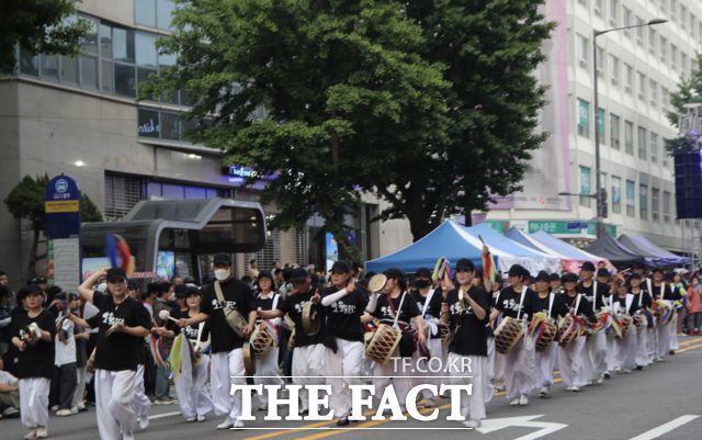 전국에서 모인 600여명의 오월 풍물패는 기온이 29도에 육박한 뜨거운 날씨에도 전야제의 분위기를 끌어올렸다./ 광주 = 나윤상 기자
