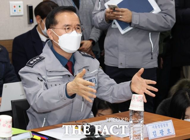 김광호 서울경찰청장이 지난해 12월21일 서울경찰청에서 열린 이태원 참사 국정조사 현장조사에서 의원들의 질문에 답변하고 있다. /이새롬 기자