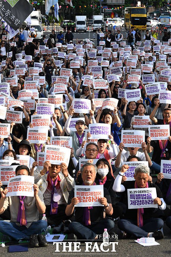 피켓 들어보이는 추모대회 참가자들.