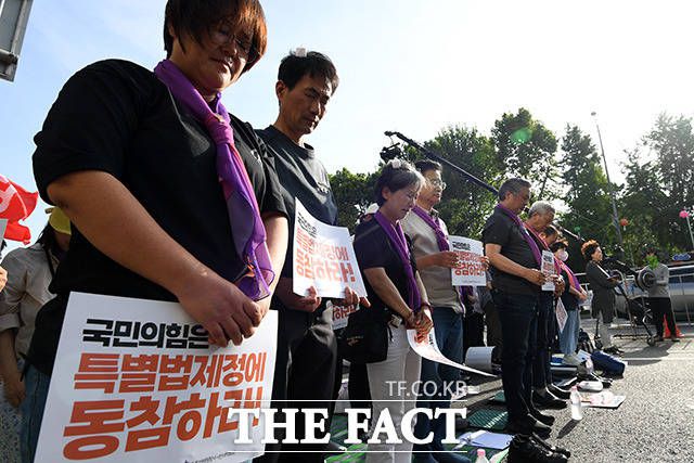 희생자들을 추모하는 유가족들.