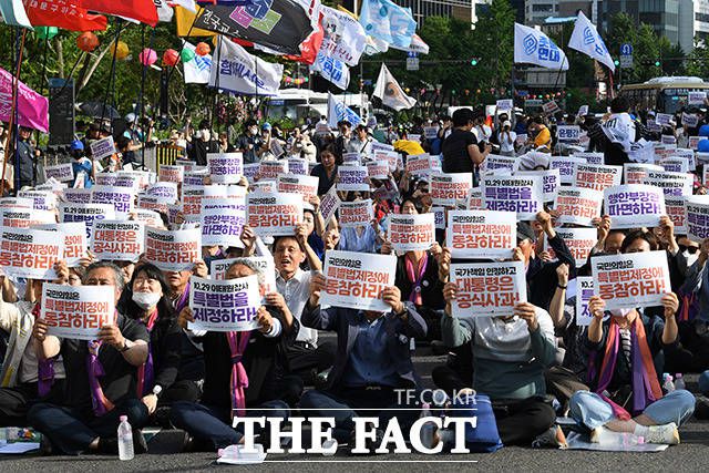 손피켓 들어보이며 이태원참사 특별법 제정과 국민의힘의 특별번 제정 동참, 이상민 행정안전부 장관 파면, 대통령의 공식 사과와 진상 규명 및 책임자 처벌을 촉구하는 참가자들.