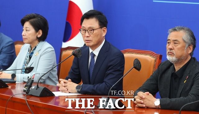 박 원내대표는 참사 이후 정부의 대처를 두고 "국민의 생명과 안전을 지키기 위해 정부는 처음부터 끝까지 모든 책임을 지겠다는 무한 책임의 자세로 이 참사에 대해 인식하고 이해해야 한다"며 "여전히 회피하고 외면하고 무응답으로 임하고 있다"고 비판했다. /뉴시스