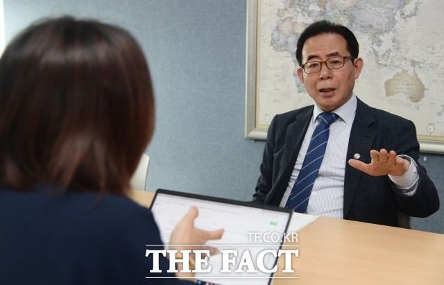 김성곤 재외동포재단 이사장은 18일 <더팩트>와의 인터뷰에서 "동포청은 사실 소재지의 시민보다는 동포들을 위한 것이어야 한다는 점에서 아쉽지만 통합민원실이 서울로 가는 건 다행이라고 생각한다"고 말했다. / 이새롬 기자