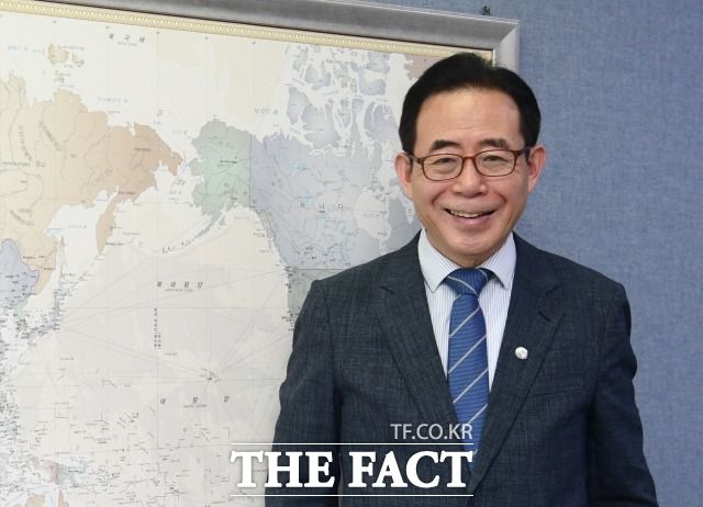 김성곤 재외동포 이사장은 "외교부 산하 청이 된 것은 재외동포 지원 등 업무처리는 해외 공관을 통해 이뤄져왔고 지금도 해외공관을 이용하지 않을 수 없다는, 현실적인 이유 때문"이라고 말했다. /이새롬 기자