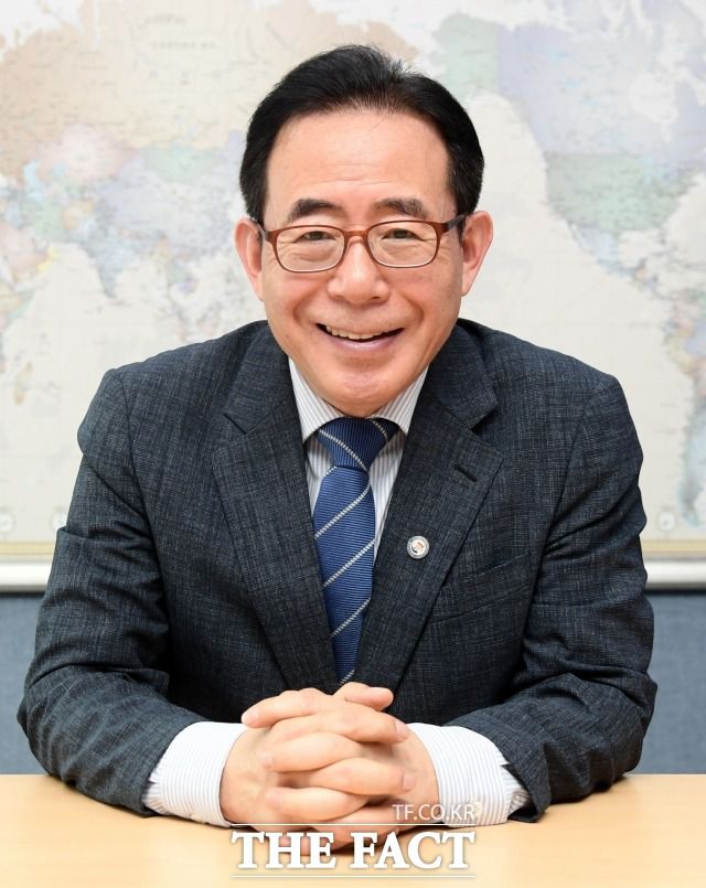 김성곤 재외동포재단 이사장이 <더팩트>와 인터뷰에 앞선 촬영에서 환하게 웃고 있다. /이새롬 기자