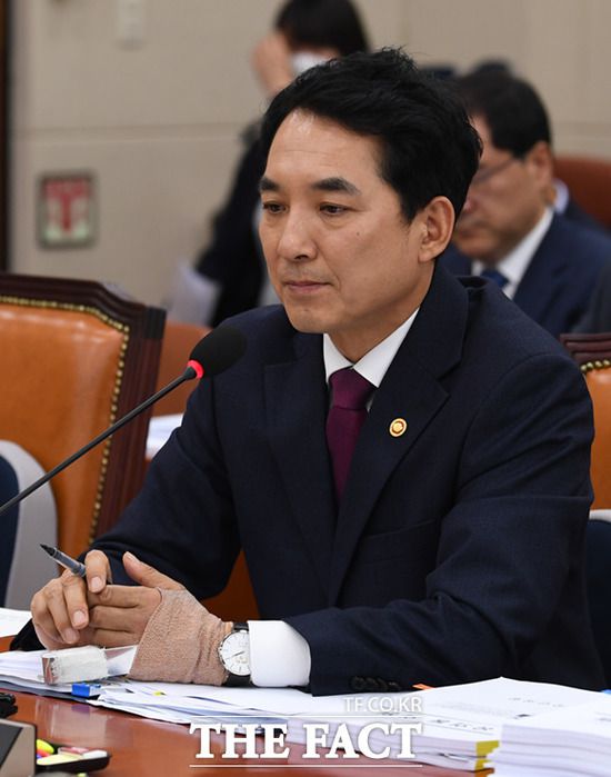 박민식 후보자가 22일 서울 여의도 국회 정무위원회에서 열린 인사청문회에서 의원 질의를 듣는 가운데, 박 후보자의 손목에 윤석열 대통령 기념 시계가 보이고 있다. /이새롬 기자