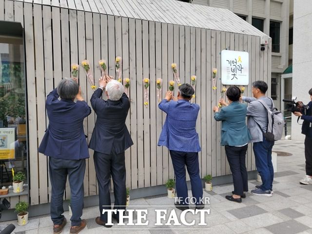 4.16세월호 참사 10주기 위원회 참여자들이 24일 오후 서울시의회 본관 앞에 위치한 세월호 기억공간 벽에 노란 장미를 붙이고 있다. /문화영 기자