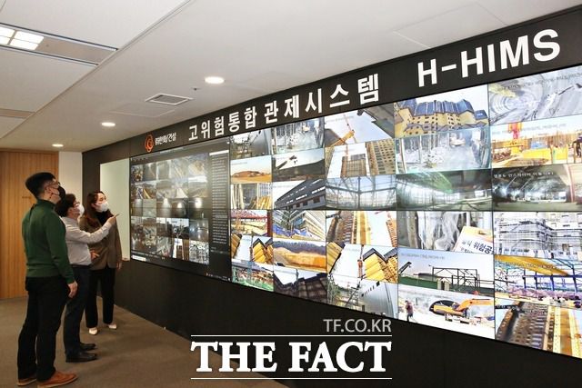 한화 건설부문은 '고위험 통합관제시스템'을 구축해 건설현장의 안전을 관리하고 있다. /한화 건설부문