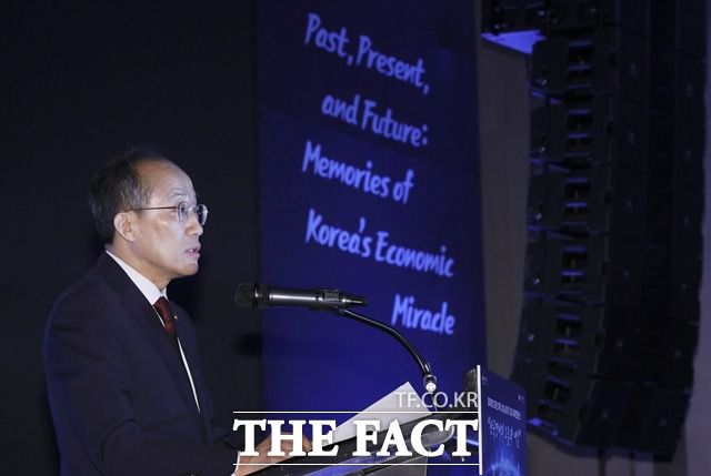 추경호 경제부총리 겸 기획재정부 장관이 25일 서울 여의도 페어몬트 호텔에서 열린 경제개발 5개년 계획 수립 60주년 기념 국제콘퍼런스에서 개회사를 하고 있다. /뉴시스