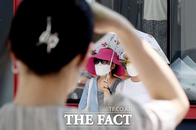 기상청이 23일 발표한 3개월 전망에 따르면 올해 6~8월 기온이 평년과 비슷하거나 평년보다 높을 확률은 각각 40%다. 평년보다 낮을 확률은 20%에 그쳤다. /더팩트 DB