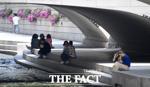 지난 16일에는 강원 강릉의 최고기온이 35.5도까지 오르면서 관측 이래 5월 기온 최고치를 기록하기도 했다. 18일부터는 한풀 꺾였지만, 올해는 유독 더위가 맹위를 떨칠 것으로 예상된다. 사진은 종로구 청계천. /이새롬 기자