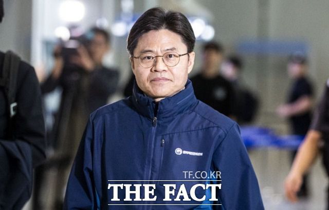 후쿠시마 원전 전문가 현장시찰단장인 유국희 원자력안전위원회 위원장이 지난 21일 인천국제공항 제2터미널 출국장에서 출국을 위해 이동하는 모습. /뉴시스