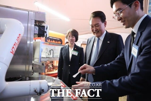 윤석열 대통령은 지난 23일 청년 스타트업 기업인들과 헤드 테이블에 앉아 이야기를 나눴다. 이날 2023 대한민국 중소기업인대회에서 아이스크림 로봇 시연을 지켜보는 윤 대통령. /대통령실 제공