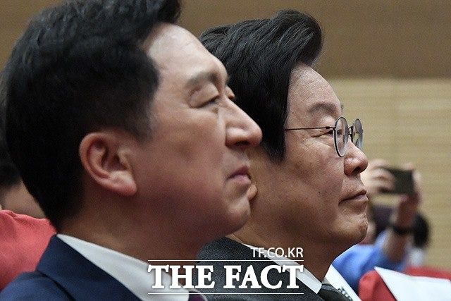 김기현 대표는 25일 출입기자들과 만난 자리에서 "이재명 대표와 마주칠 때 종종 농담도 건넨다"고 전했다. 김 대표와 이 대표가 지난 4일 국회에서 열린 '어린이 안전 헌장 선포식'에서 나란히 앉아있는 모습. /남용희 기자