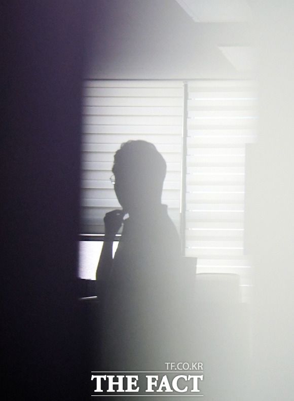 불 꺼진 지역사무소에서 홀로 고심하는 김남국 의원. 김 의원이 내부에 있었지만 관계자는 아무도 없다는 듯 문을 잠그고 어디론가 떠났다. /안산=이새롬 기자