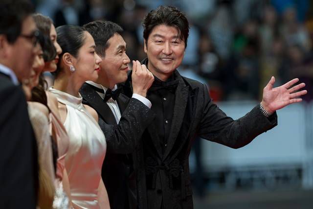 배우 송강호는 제76회 칸 국제영화제 여우주연상 시상자로 무대에 올랐다. /㈜바른손 제공