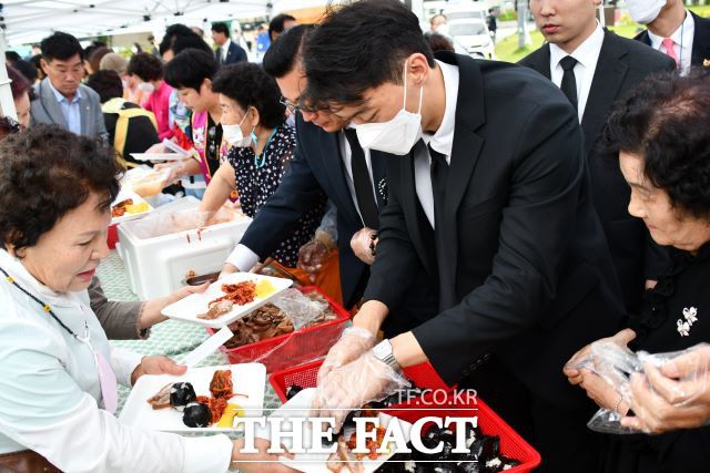 27일 오후 열린 '5·18 부활제'에 참석한 추모객들에게 주먹밥 배식 봉사를 하고 있는 전우원씨./광주=박호재 기자