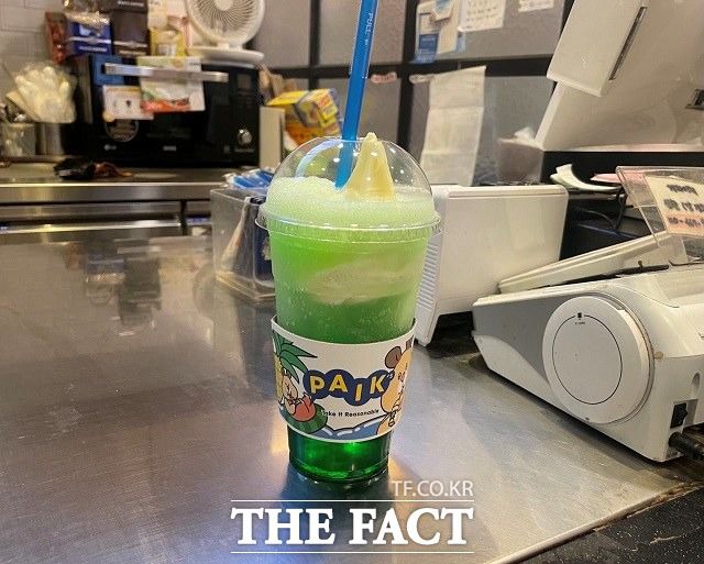 SNS를 통해 유행하는 '메론소다' 레시피에 따라 메뉴를 주문했다. /선은양 기자