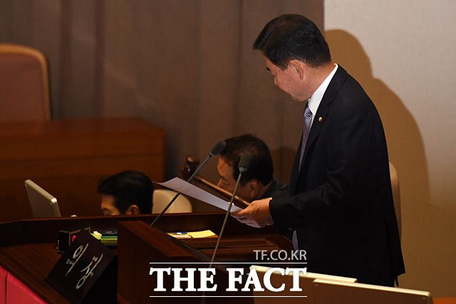 간호법 제정안 재투표 결과 알리며 의사봉 두드리는 김진표 국회의장.