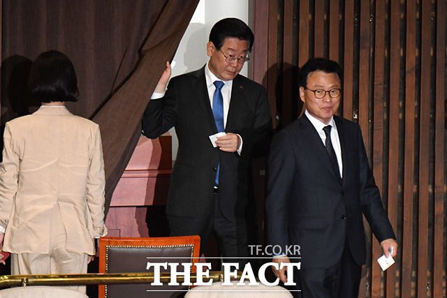 투표한 뒤 이동하는 이재명 더불어민주당 대표와 박광온 원내대표.