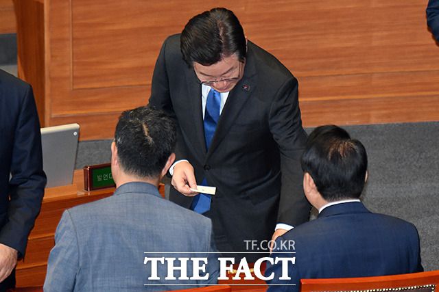 투표하는 이 대표.