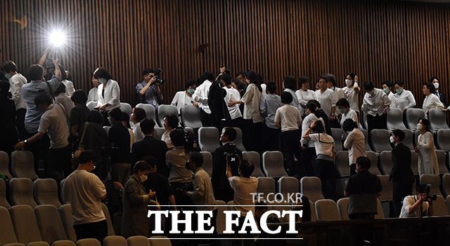 부결된 '간호법' 방청석 떠나는 간호협회 회원들.