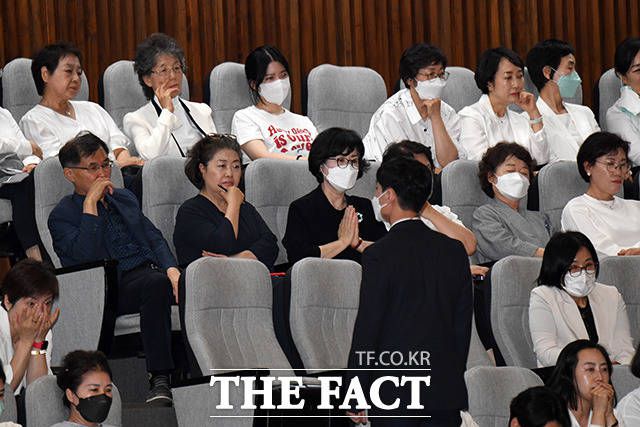 두 손 모아 간호법 통과를 바라는 대한간호협회 회원들.