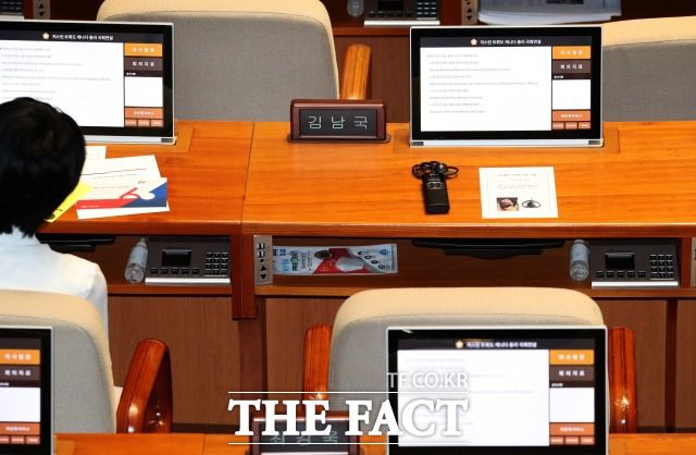 지난 17일 국회 본회의장에서 김남국 의원의 자리가 비어있는 모습. /이새롬 기자