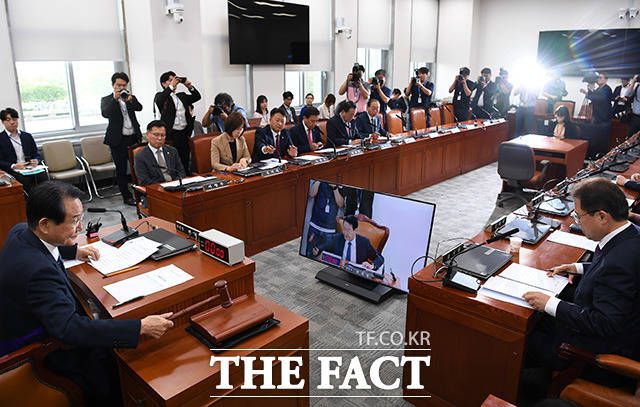 변재일 국회 윤리특별위원회 위원장이 30일 국회에서 열린 김남국 무소속 의원에 대한 징계 절차 논의를 위해 열린 전체회의에서 의사봉을 두드리고 있다. /남용희 기자