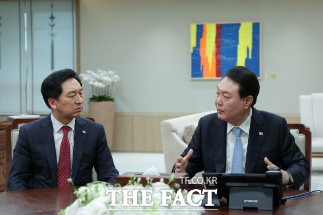 정치권에선 대통령실이 내년 총선을 앞두고 지지층 확장을 위한 적극적인 행보를 보일 것으로 전망했다. 지난 4월 20일 서울 용산 대통령실 청사에서 김기현 국민의힘 대표와 면담하고 있는 윤 대통령. /대통령실 제공